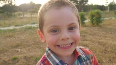 kamera portre batımını güneş portre sevimli küçük çocuk renkli gömlek gülümseyen