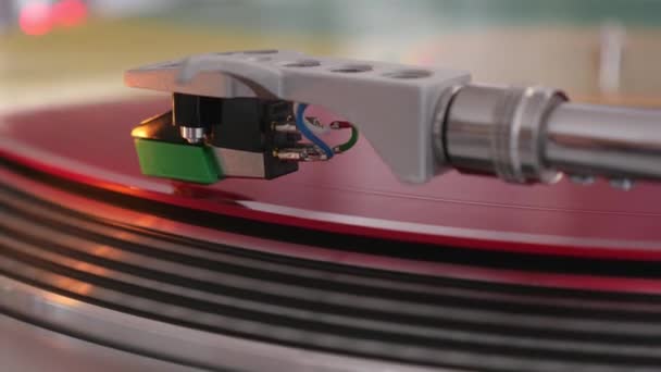 Farbenfrohe Schallplatten Auf Einem Plattenspieler Rot Gelb Grüne Vinyl Disco — Stockvideo