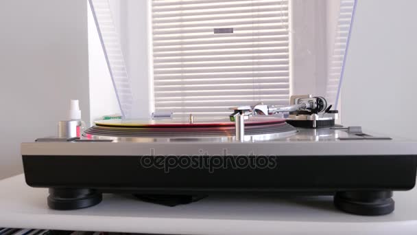 Moderní Vinyl Gramofon Okna Žaluzií Bílém Stolku Barevná Vinylová Deska — Stock video