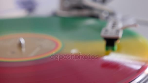 美しいぼやけて背景ビニール レコード赤黄色緑色レコード プレーヤーのクローズ アップの回転 — ストック動画