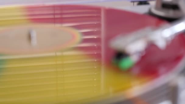 Krásné Pozadí Barevný Vinyl Gramofon Otočí Gramofonu Odraz Okna Žaluzií — Stock video