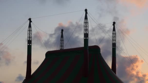 Cirkusové Šapitó Krásnou Siluetu Pozadí Plující Oblaka Při Západu Slunce — Stock video