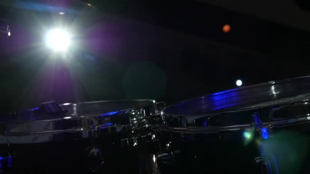 ドラム ドラマーの手のクローズ アップ ライブ パフォーマンス ロック バンド ドラマーの手の光コンサートの光線でステージで演奏 — ストック動画