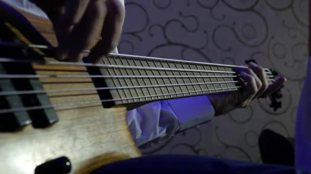 Закрыть Пальцы Шее Гитариста Играющего Рок Концерт Bass Guitar — стоковое видео