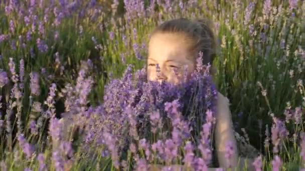 Retrato Linda Niña Abrazando Arbusto Con Flores Lavanda Inhalando Fragancia — Vídeo de stock