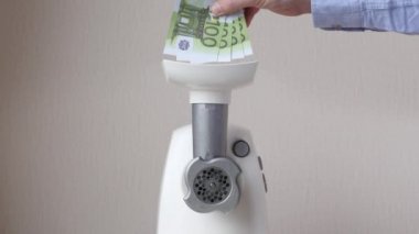iş ve Finans adam el koyar bir kıyma makinesi paket 100 Euro banknot geçmekle kırmızı kıyılmış kıyma tırmanıyor