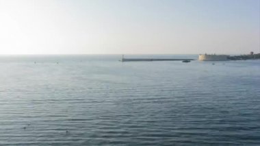 Sevastopol, Kırım, Ukrayna çekim gemi ve tekneler gün batımında limanında hareketi hızlandırılmış üst yuvasından güzel manzarasına filme zaman atlamalı