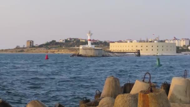 Beyaz Deniz Feneri Görünümünü Kıyı Şeridi Diğer Tarafında Günbatımı Tekneler — Stok video