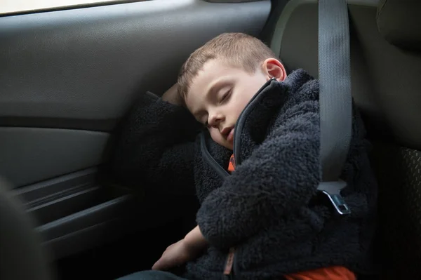 Mignon petit caucasien enfant dormir dans voiture — Photo