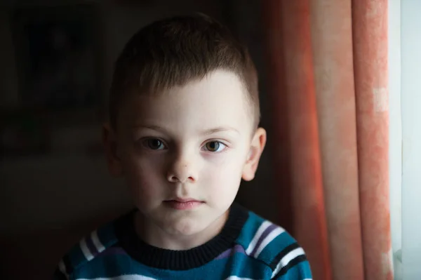 Retrato de lindo niño pensativo junto a la ventana — Foto de Stock