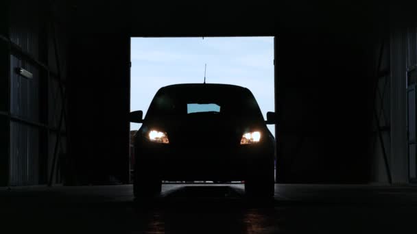 Nieuwe Auto Opgenomen Koplamp Automatische Start Auto Grote Garage Silhouet — Stockvideo