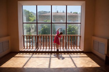 dans salonunda dans egzersizleri yapmak geleneksel Rus kıyafet giyen genç sevimli küçük kız