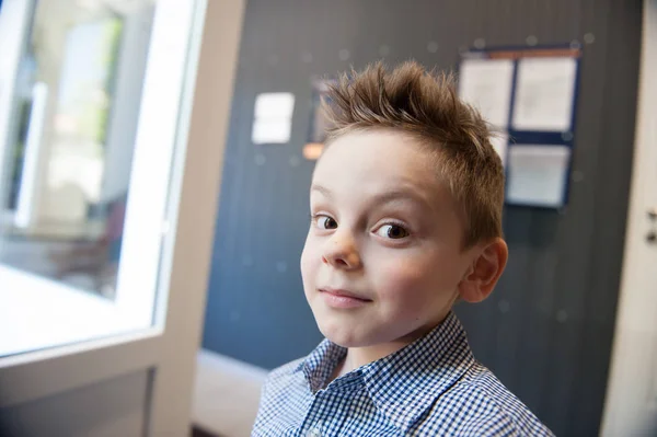 Portret van grappige schattige kleine jongen met verwarde haren binnenshuis — Stockfoto