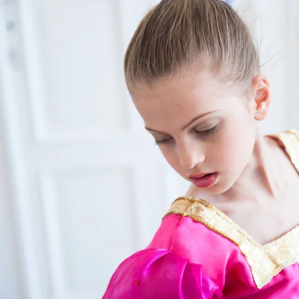 Porträtt av vacker liten flicka ryska traditionella färgglada klänning — Stockfoto