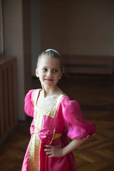 Unga vackra rysk ballerina i nationella etniska klänning — Stockfoto