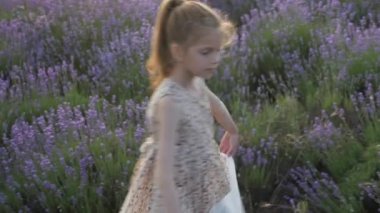 yaşam tarzı dans sanatı. uyum doğa. duygu tatil duygular. Genç Kızlar dans. Çocukluk tatil. pastoral manzara kırsal Fransa. çiçek çiçek alan yaz sezonu.