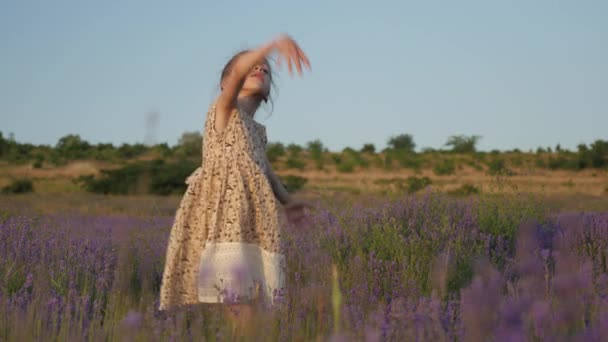 感覚感情良い気分 小さな女の子のダンス 自然夏の太陽 植物や花のラベンダー 幸福喜び喜び ダンスの芸術 — ストック動画