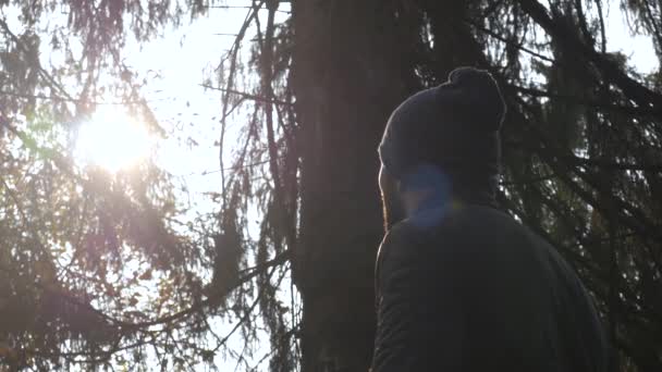 Close Bebaarde Man Bekijk Buiten Natuur Bij Zonsondergang Guy Bovenkleding — Stockvideo