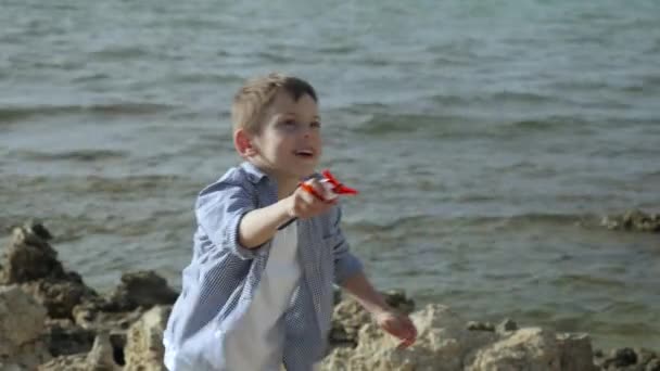 Närbild Glad Liten Pojke Kontroll Flyger Färgglada Drake Stranden Bakgrund — Stockvideo