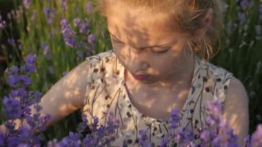 çiçekler arasında küçük kız güzel yüz. Bahar büyük zaman çiçeği. Açık Rekreasyon sıcak gün