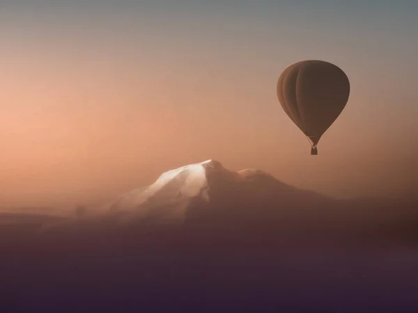 Voyage de rêve montgolfière flottant au-dessus des montagnes — Photo