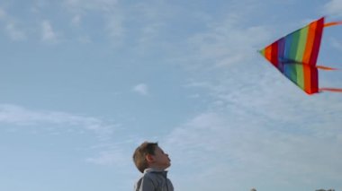 Rüzgar Rüzgarlar renkli uçan uçurtma holding neşeli küçük çocuk yakalar