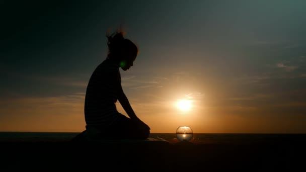 Silhouet Meisje Tegen Achtergrond Prachtig Zeegezicht Klein Aquarium Van Zonsondergang — Stockvideo