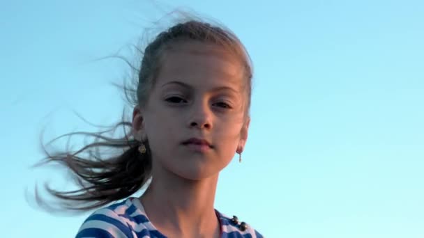 Retrato Niña Atractiva Camisa Rayas Fondo Del Cielo Con Pelo — Vídeo de stock