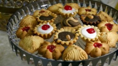 çikolata yakın çekim görüntüleri ile pasta kurabiye ile kase - tatlı masaya sürgülü yavaş