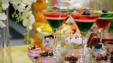 çok renkli meyve tatlı jöle cam. kutlama yemeği yiyecek tasarım slayt hareket düğün