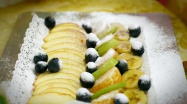 kutlama güzel tatlı yemek meyve ürün çeşitliliği, kivi muz mandarin pudra şekeri, konsept gıda tasarımı