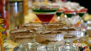 çok renkli tatlı yemek meyve tatlı jöle ve sufle cam. düğün kutlama yemeği. Gıda tasarım slayt hareketi