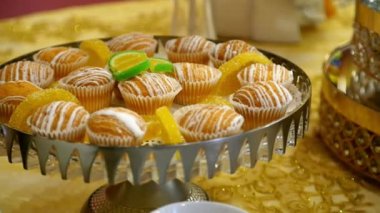 Tatlı yemek. Çörekler ve çok renkli marmelat. Gıda ve beslenme. mutfak becerileri