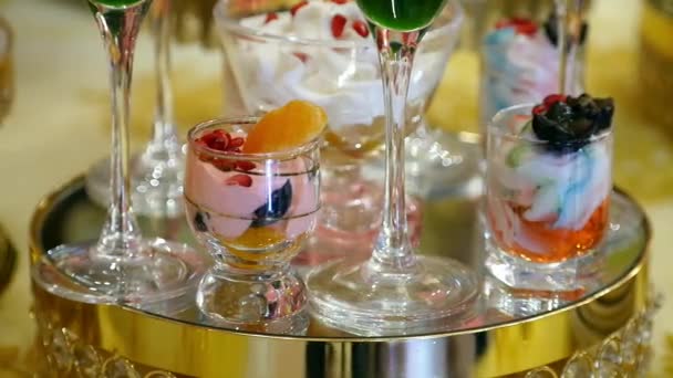 Барвистий Фруктовий Десертний Крем Суп Склянці Весільний Святковий Обід Дизайн — стокове відео