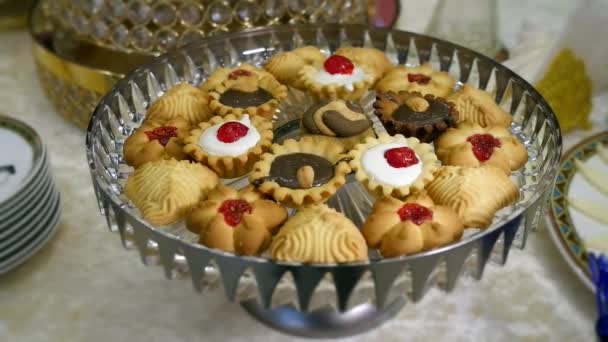 Миска Різноманітним Печивом Шоколадом Рух Фотоапарата Десертному Столі — стокове відео