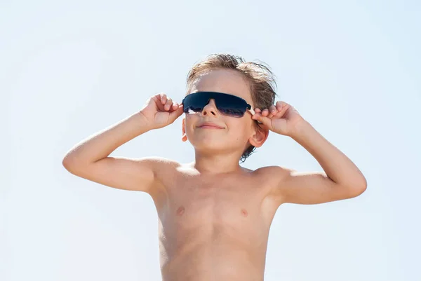 Felice sorridente bel bambino in occhiali da sole nella soleggiata giornata estiva — Foto Stock
