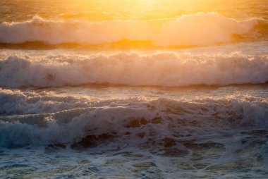 güzel büyük deniz dalgaları sırasında harika yaz günbatımı