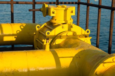 Sarı boru hattı ile deniz arka plan kafeste pompa