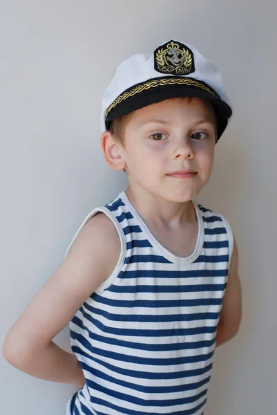 Portret de mic băiat drăguț caucazian în căpitani pălărie — Fotografie, imagine de stoc