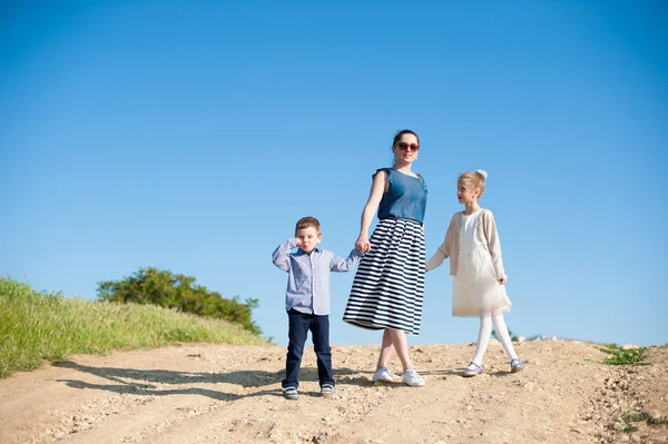 Família Feliz Que Consiste Mãe Duas Crianças Sob Céu Azul — Fotografia de Stock