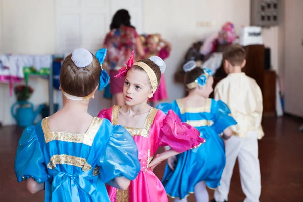 Gruppo Bambini Costume Etnico Russo Prima Dello Spettacolo Concerto — Foto Stock