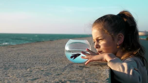 Juguetona Linda Niña Mirando Peces Pecera Jugando Con Ella Primera — Vídeos de Stock