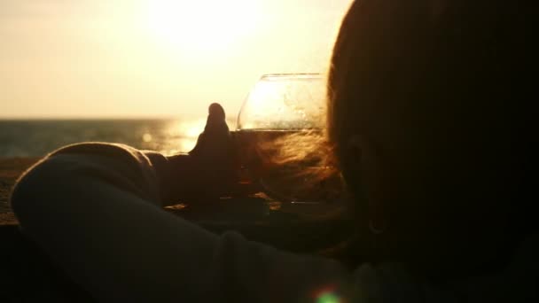 Menina Olha Para Peixe Estimação Volta Aquário Livre Pôr Sol — Vídeo de Stock