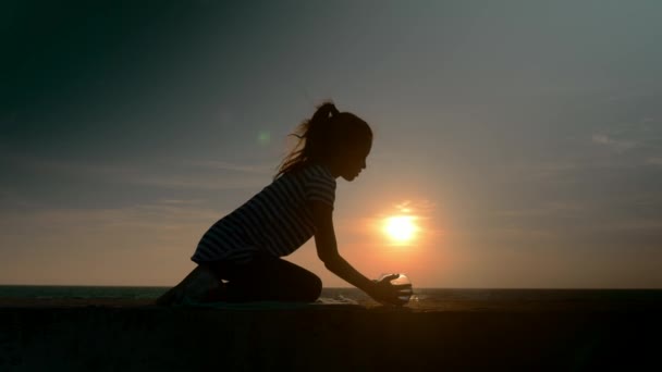 Silhouet Klein Meisje Tegen Achtergrond Prachtig Uitzicht Zee Bij Zonsondergang — Stockvideo