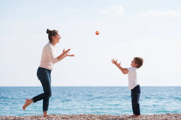 Feliz Madre Hijo Jugando Orilla Del Mar Tirando Manzana Uno —  Fotos de Stock