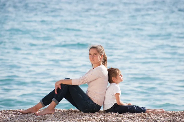 Famiglia Felice Composta Giovane Madre Bambino Seduti Schiena Contro Schiena — Foto Stock