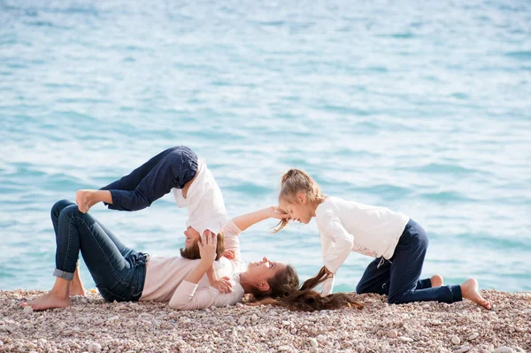 Familia Feliz Que Consiste Hermosa Madre Dos Niños Lindos Jugando —  Fotos de Stock