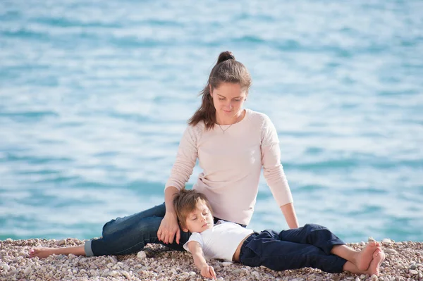 Famiglia Felice Composta Madre Bambino Che Riposano Sulla Spiaggia Dell — Foto Stock