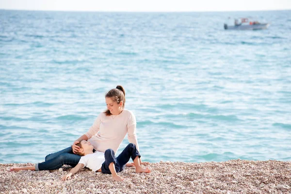 Família Feliz Consistindo Mãe Criança Descansando Praia Oceano Início Dia — Fotografia de Stock