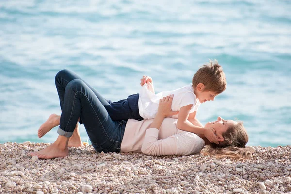 Felice Famiglia Caucasica Composta Madre Bambino Che Giocano Sulla Spiaggia — Foto Stock